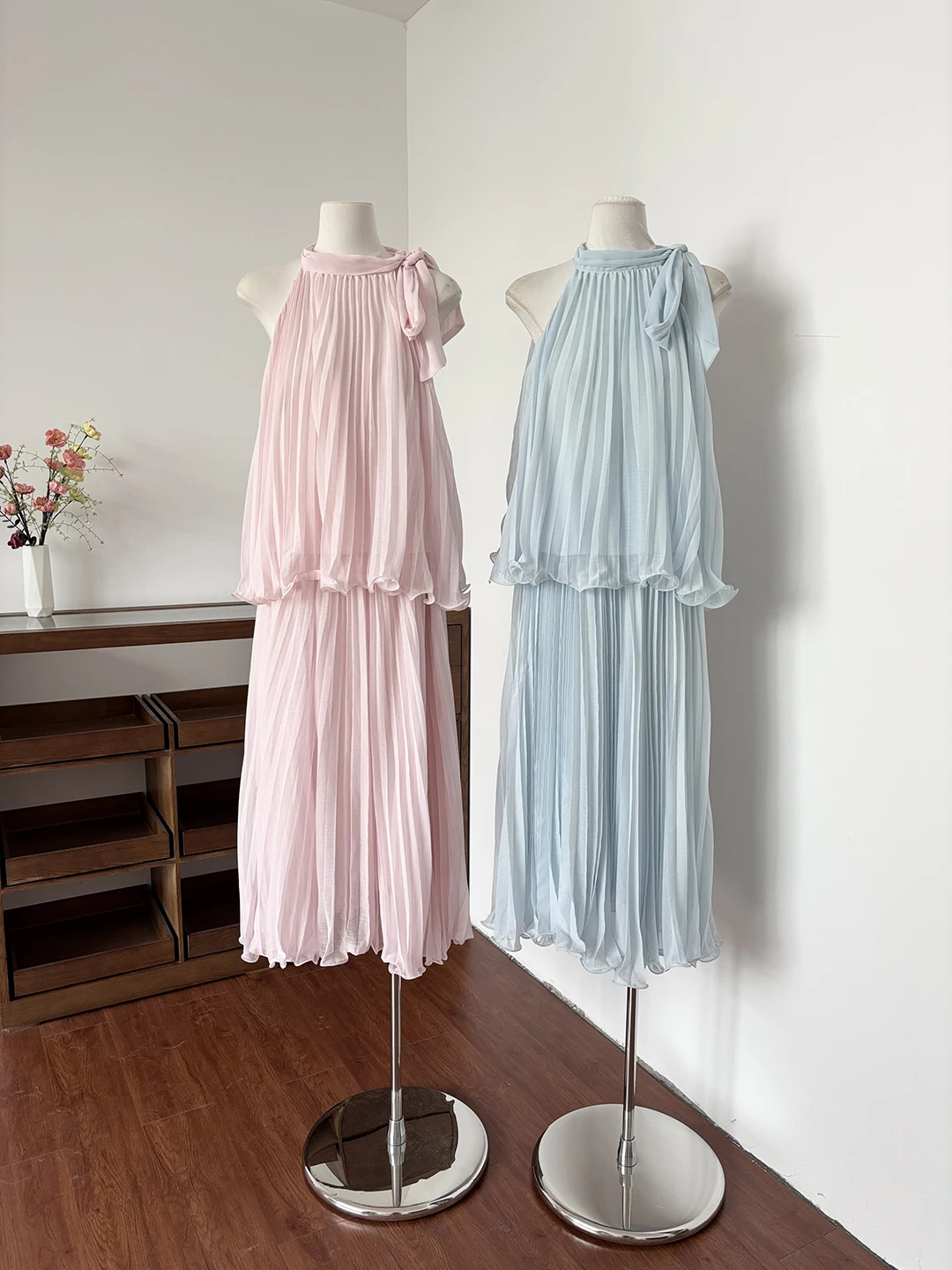

Summer 2026 Luxury Style Hanging Neck Vest High Waist Midi Skirt Set Women's Fashion Ensemble Lightweight Elegant Slimming