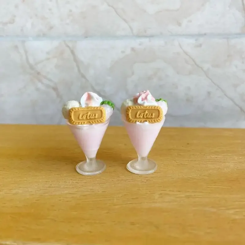 1 Zestaw Miniaturowych Akcesoriów do Domku dla Lalek - Różowe Lodki Truskawkowe, Model Jedzenia, Dekoracja Domku dla Lalek, Zabawki do Udawania dla Dzieci, Prezent