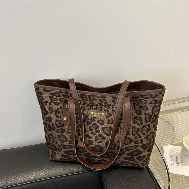 Bolso con estampado de leopardo de gran capacidad para mujer, novedad de otoño e invierno, bolso de mano Retro, bolso de hombro versátil para axila 2024