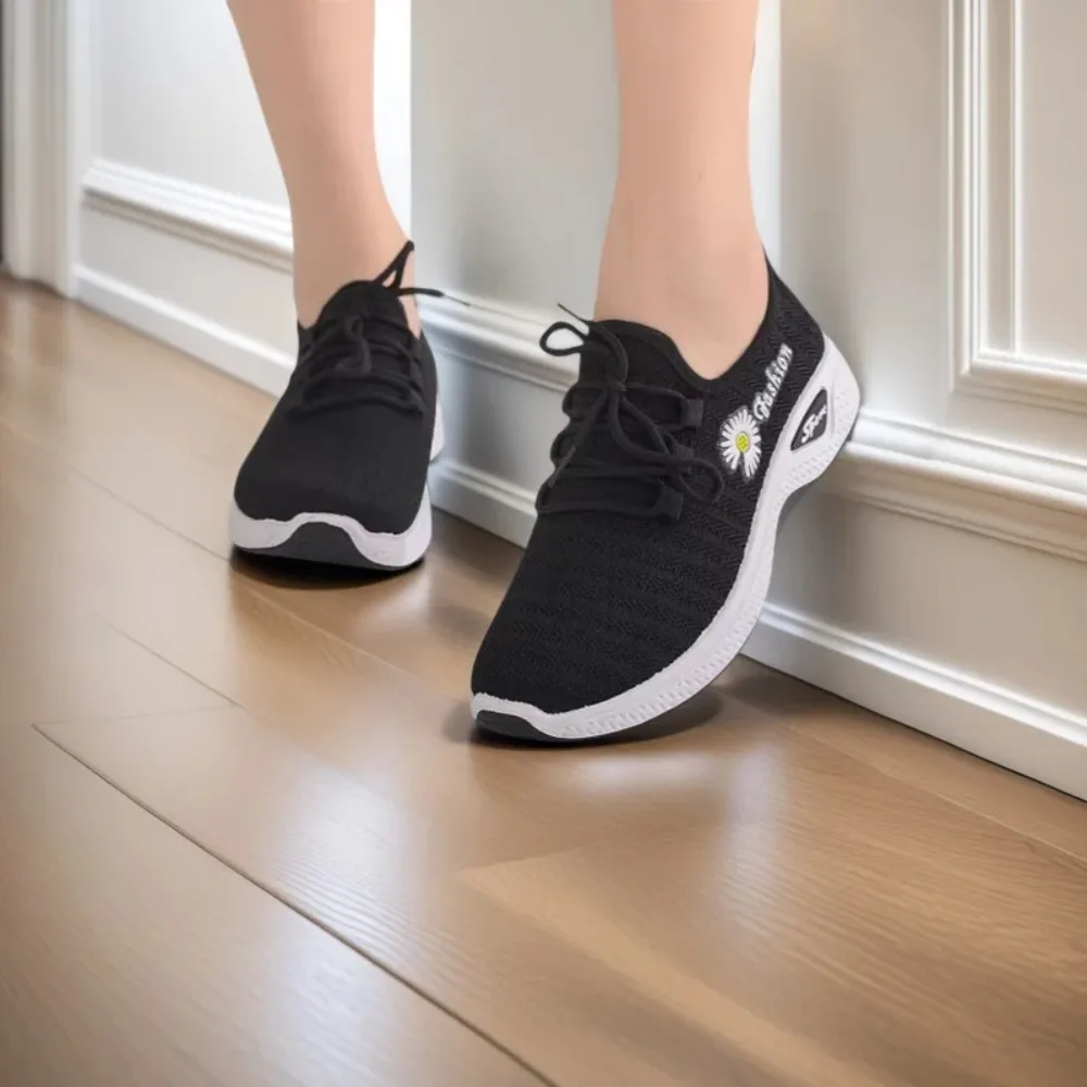 أحذية نسائية جديدة لعام 2025 بشبكة هوائية جوز الهند أحذية رياضية خفيفة الوزن قابلة للتنفس أحذية رياضية ناعمة سوليد غير رسمية أحذية عصرية عصرية