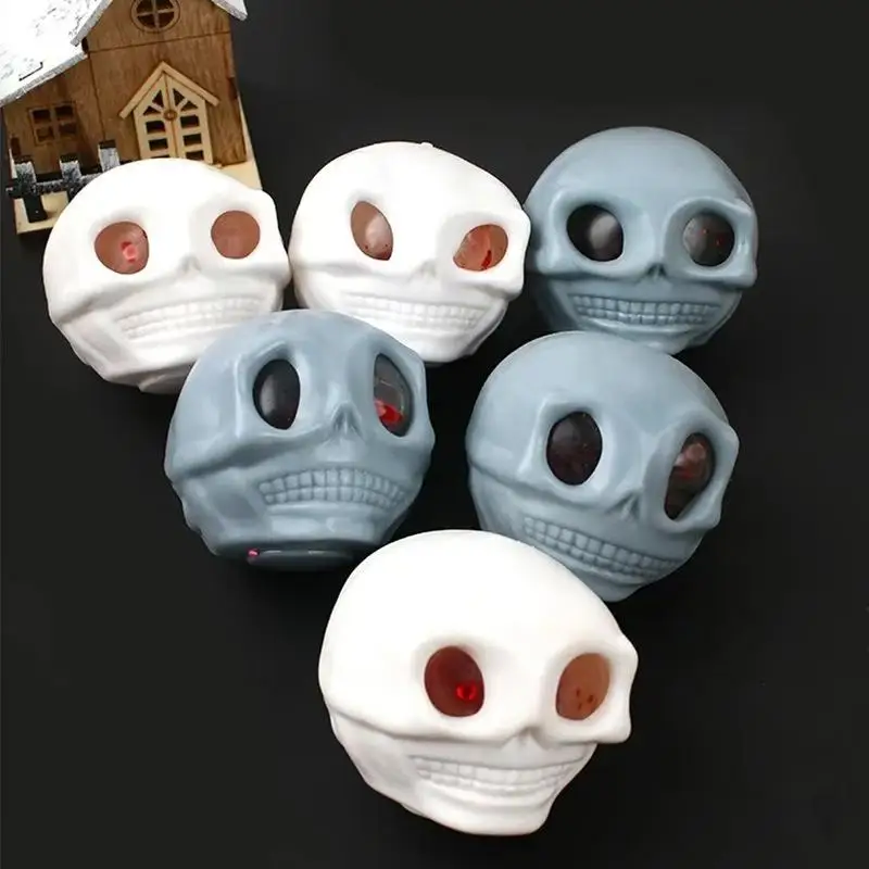 Schrecken Sie, während Sie mit Halloween-Schädel-Streichspielzeug zusammendrücken; Blut- und Maden gefüllte Stressbälle, Packung mit 1/2.