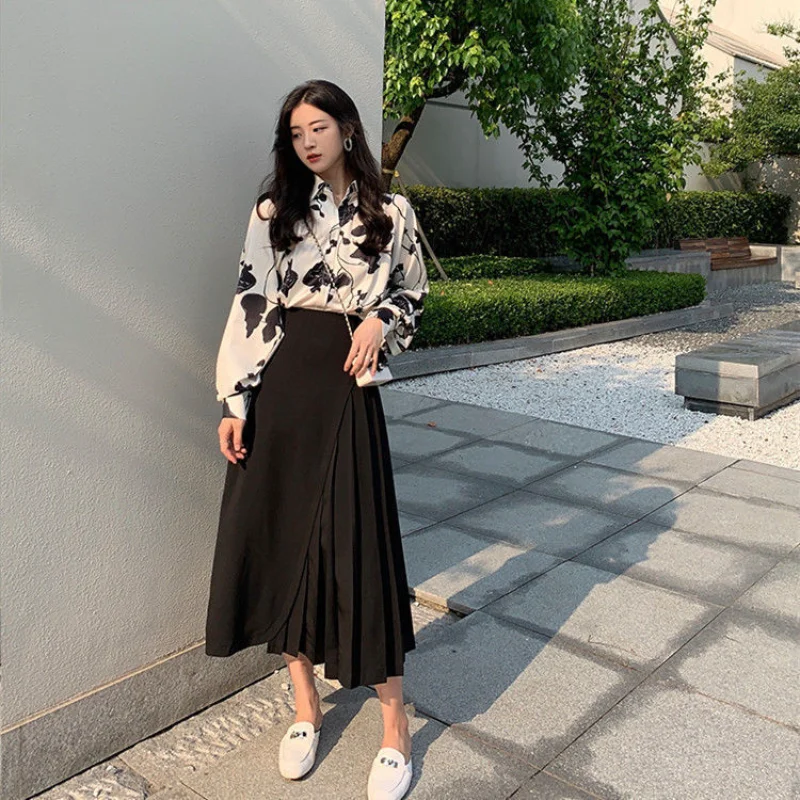 تصميم قميص نسائي عصري كبير الحجم بأكمام طويلة مزين بالزهور