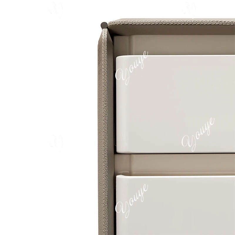 Italienischer leichter Luxus-Nachttisch, minimalistischer, moderner, quadratischer Nachttisch aus Leder mit Kunstfarbaufbewahrung im Schlafzimmer