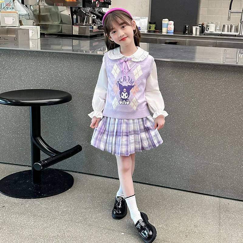

Sanrio Kuromi мультяшный костюм для девочек, весенне-осенняя модная юбка в консервативном стиле, изысканный вязаный жилет, рубашка, плиссированная юбка, комплект из трех предметов