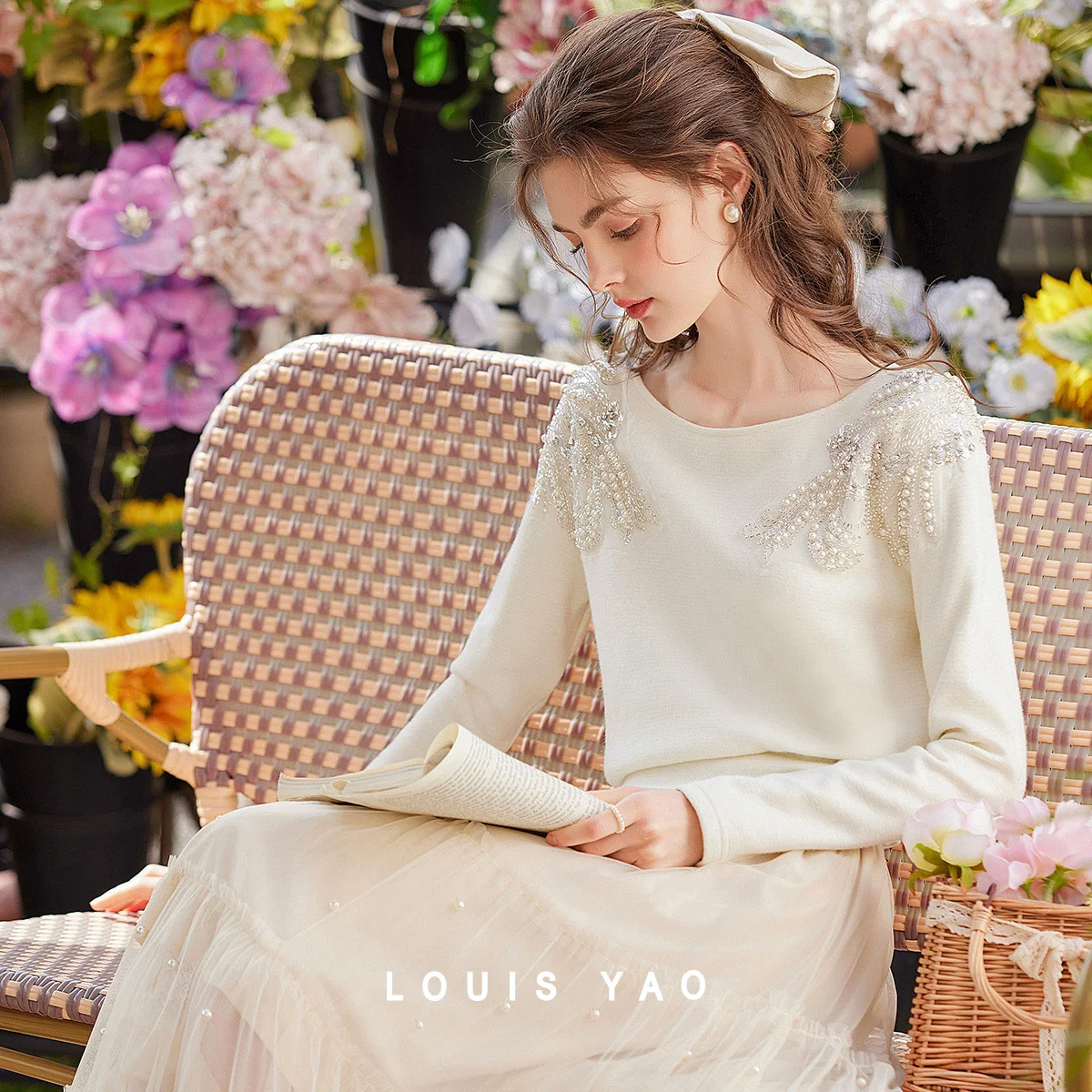 

LOUIS YAO Sequin Decoration Women's Knitted Sweater 2025 Spring Fashion Round Neck Bottom Hem Pleated Long Sleeved Top for Women