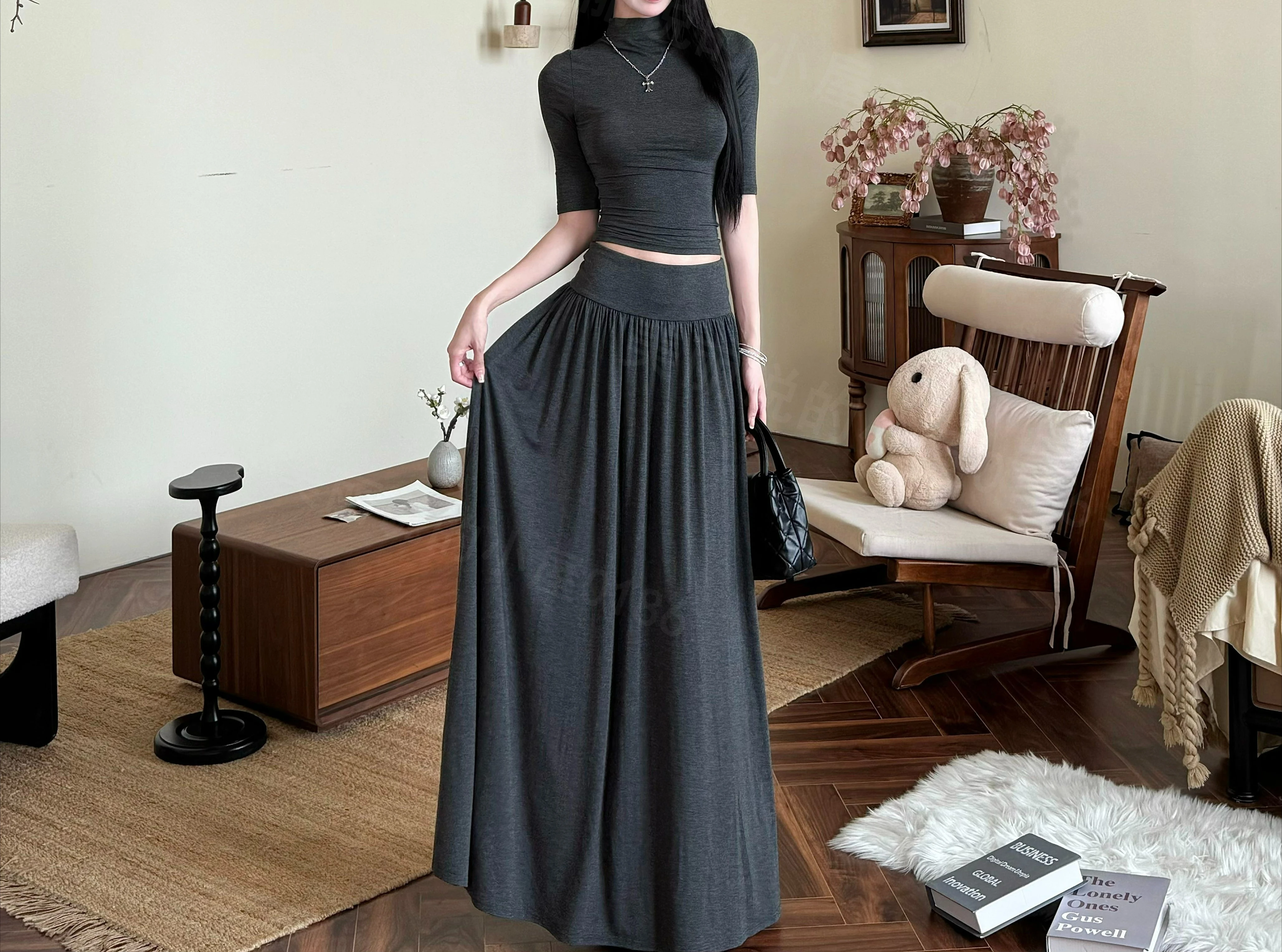 2025 Новый модный комплект, топ с высоким воротником и средним рукавом, утягивающая юбка с высокой талией, комплект из двух предметов