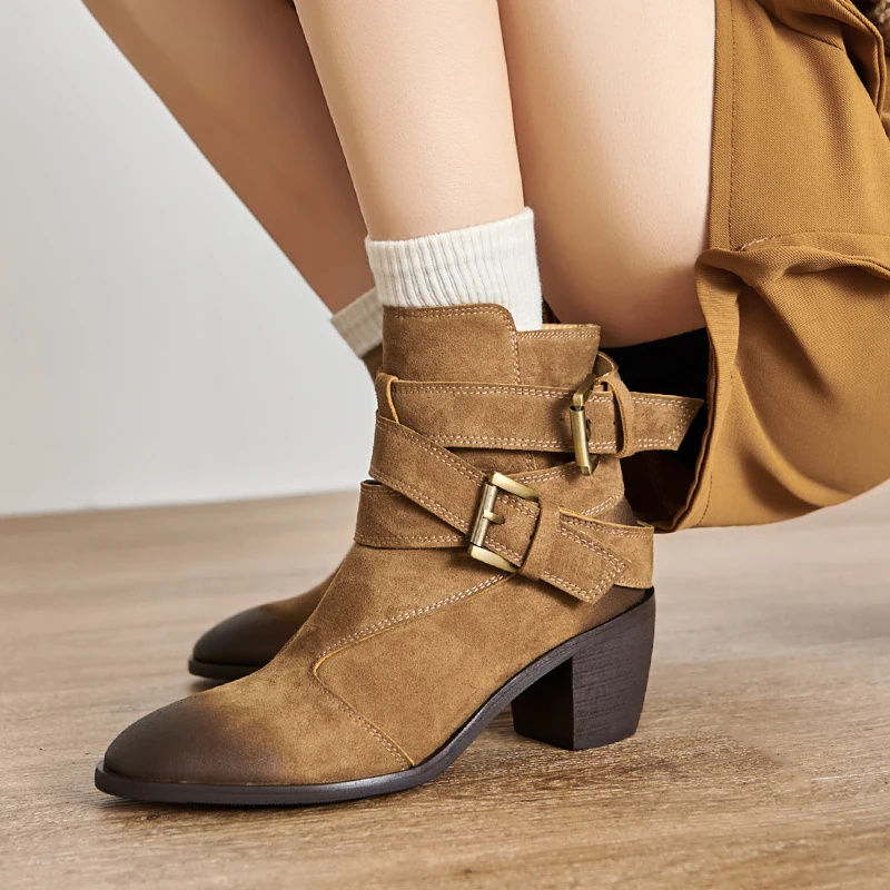 Gran oferta de botines con hebilla occidental de gamuza de cuero de vaca para mujer, botas cortas con tacones de gatito y punta puntiaguda, botas de caballero vaquero para invierno para mujer