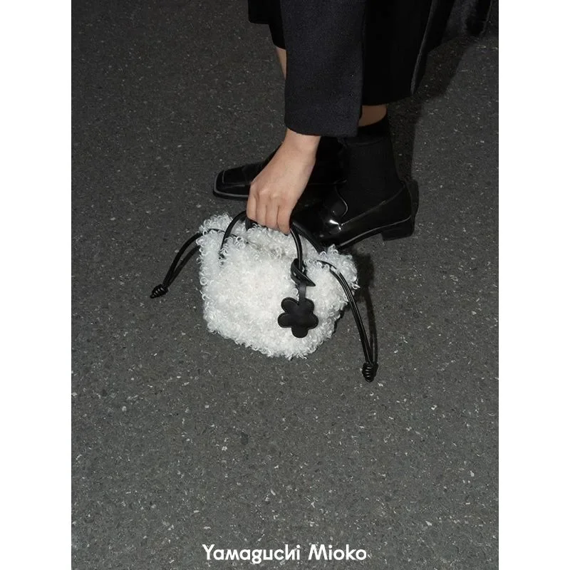 Lamb Wool Carry-on Plush Bag Niche Design Sense Crossbody Bag Winter Fur Bag 2023 New Fashionable Sweet Girls Handbags