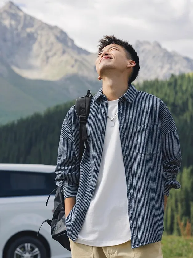 

Мужская джинсовая рубашка-куртка в американском стиле, синяя, в полоску, с длинным рукавом, свободного кроя, повседневная, молодежная, тренд весны