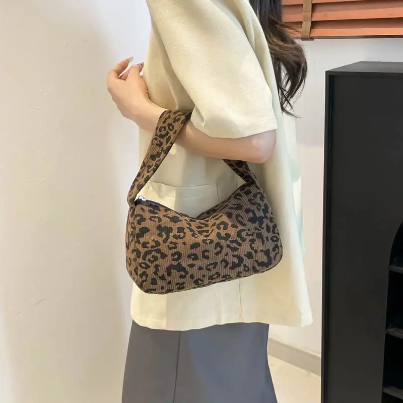 

New leopard print knitted relaxed style handbag Trendy Versatile Stylish Commuter Handbag Sweet Shoulder Bag stylish storage bag