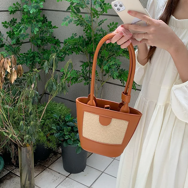 

2025 Retro Woven Straw Patchwork PU Women Baguette Bag Luxury Fashion Bucket Handbag Casual Party Underarm Bag Shoulder Bag