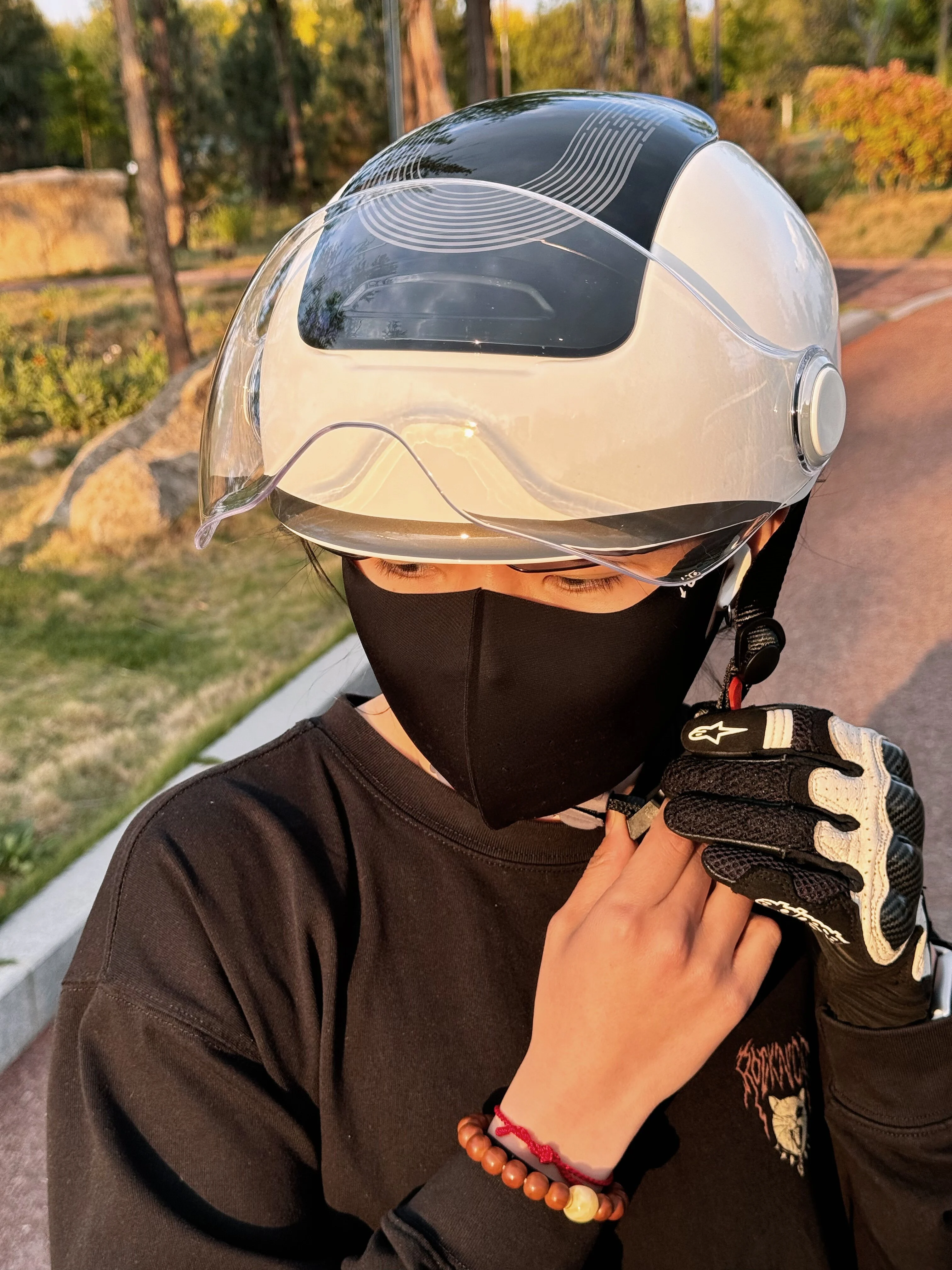 BIBEE Fortschrittlicher E-Bike-Helm für Stadtfahrer, Patentierte AirHuge-Belüftung, Doppelvisiere, Glänzende ABS-Schale, Leichte Sicherheitsausrüstung – Detail 12