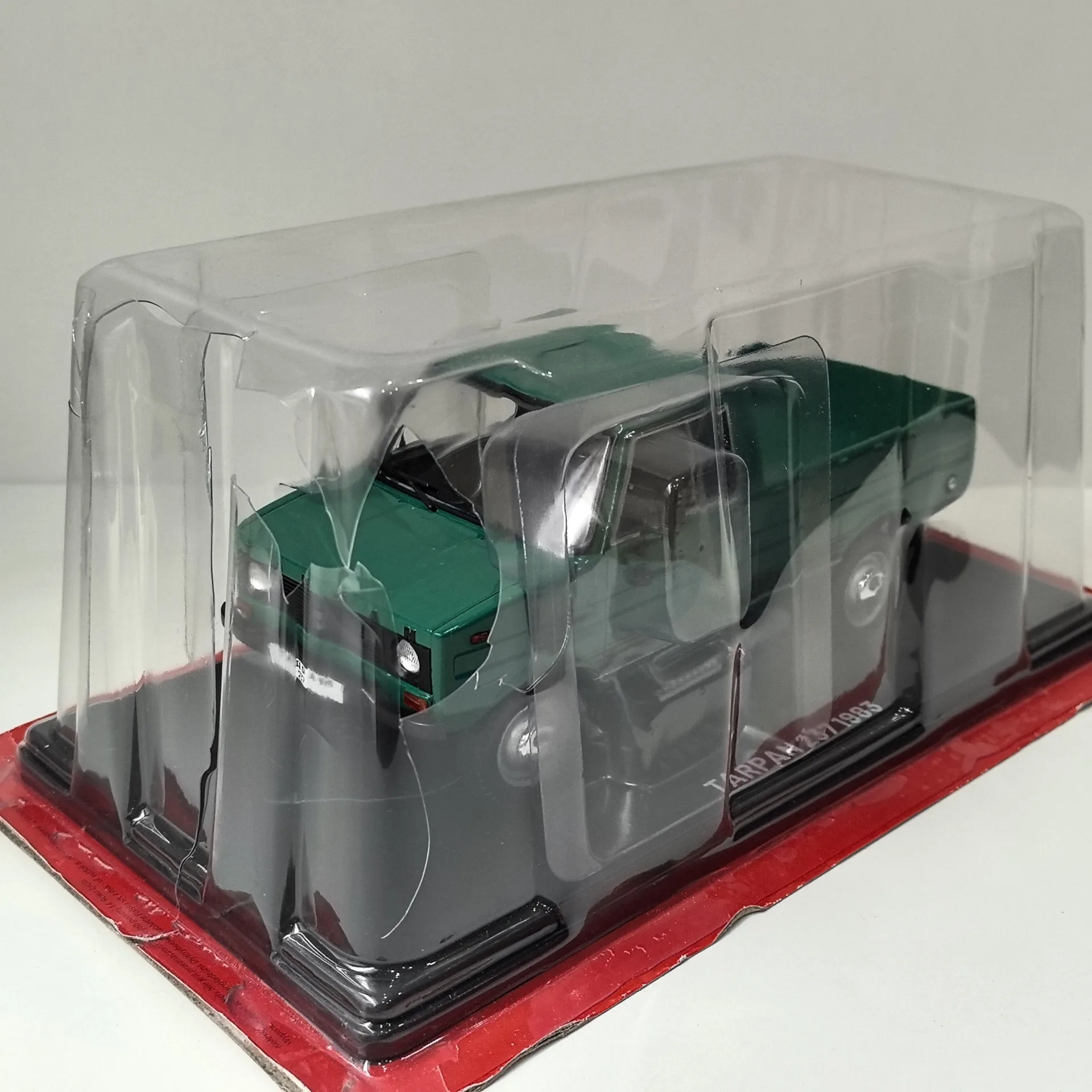 Box Cracking Diecast IXO 1/24 Scale TARPAN 237 1983 Pickup V9 Alloy Car Model