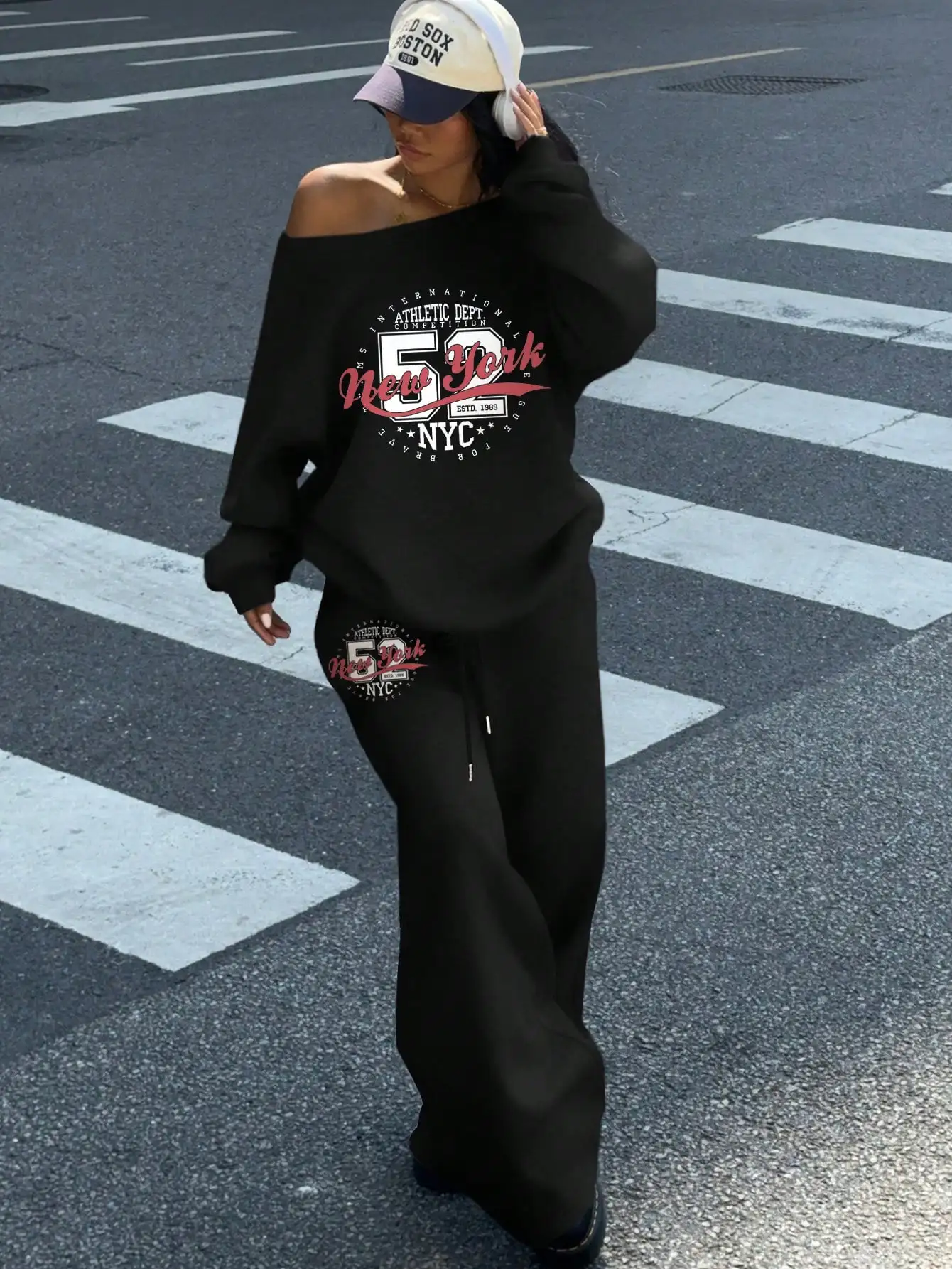 ชุดเสื้อสเวตเชิ้ตเปิดไหล่ขนาดใหญ่ 2 ชิ้นและกางเกงขายาวทรงกว้างสำหรับผู้หญิง พิมพ์ลายกราฟิก NYC สำหรับฤดูใบไม้ร่วงและฤดูหนาว