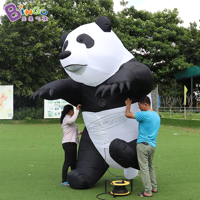 Charmant naïef opblaasbare 2,2x2x3 meter hoge cartoon klimpanda voor dierentuin gebruik decoratie-speelgoed