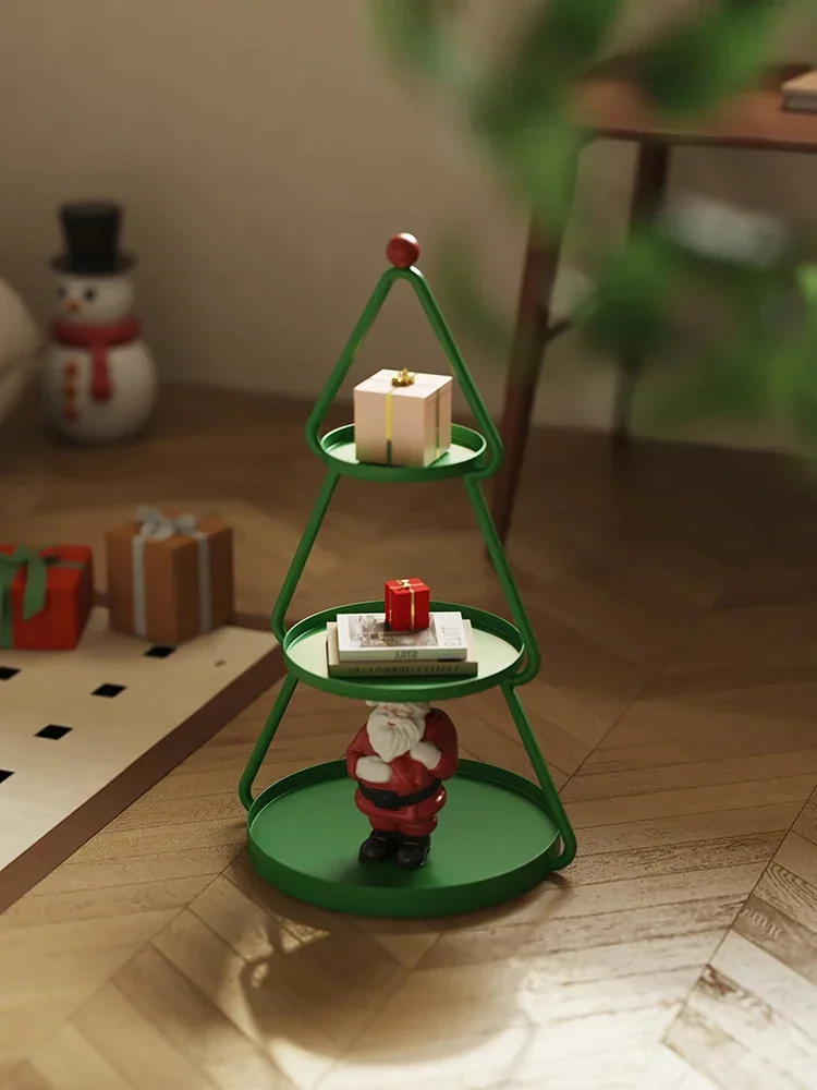 Algunos sofás de salón modernos, sencillos y creativos y algunos estantes de almacenamiento para aperitivos junto a la cama del árbol de Navidad.