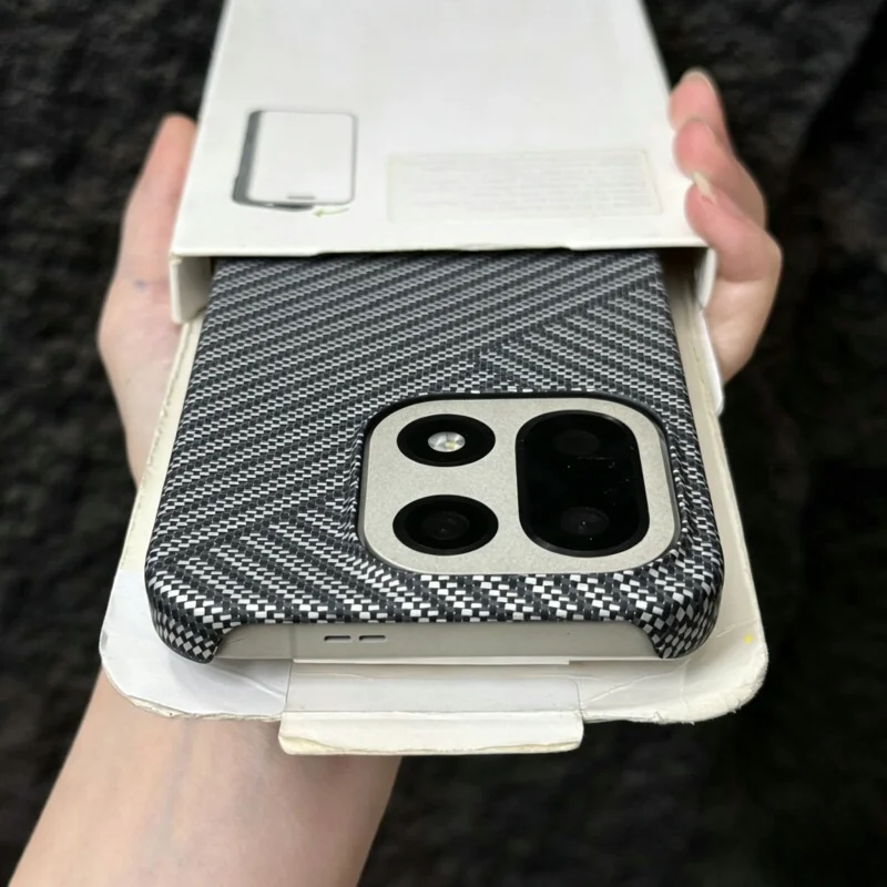 レトロクール超薄型カーボンファイバーパターンケース OneP - Matte Frosted Case のレビューと価格
