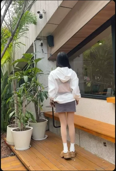 O moletom com capuz vazado da American Hot Girl para o outono é moderno, individualista e versátil para a rua