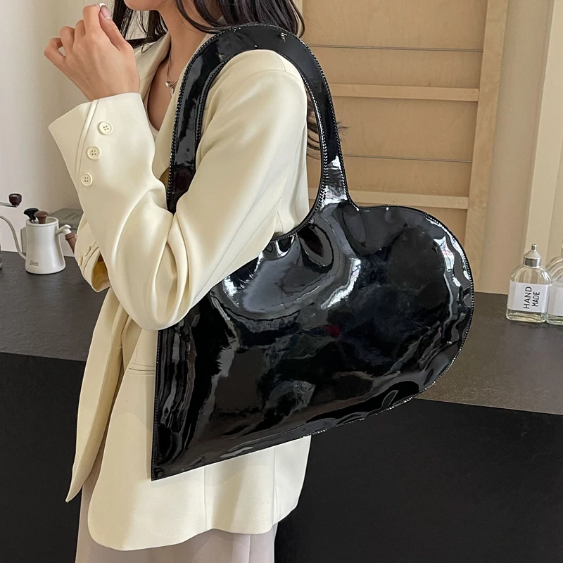 1pcs Versatile Heart-shaped Handheld Bag, Patent Leather Heart-shaped Lady's Shoulder Bag, PU Bag, Underarm Bag.