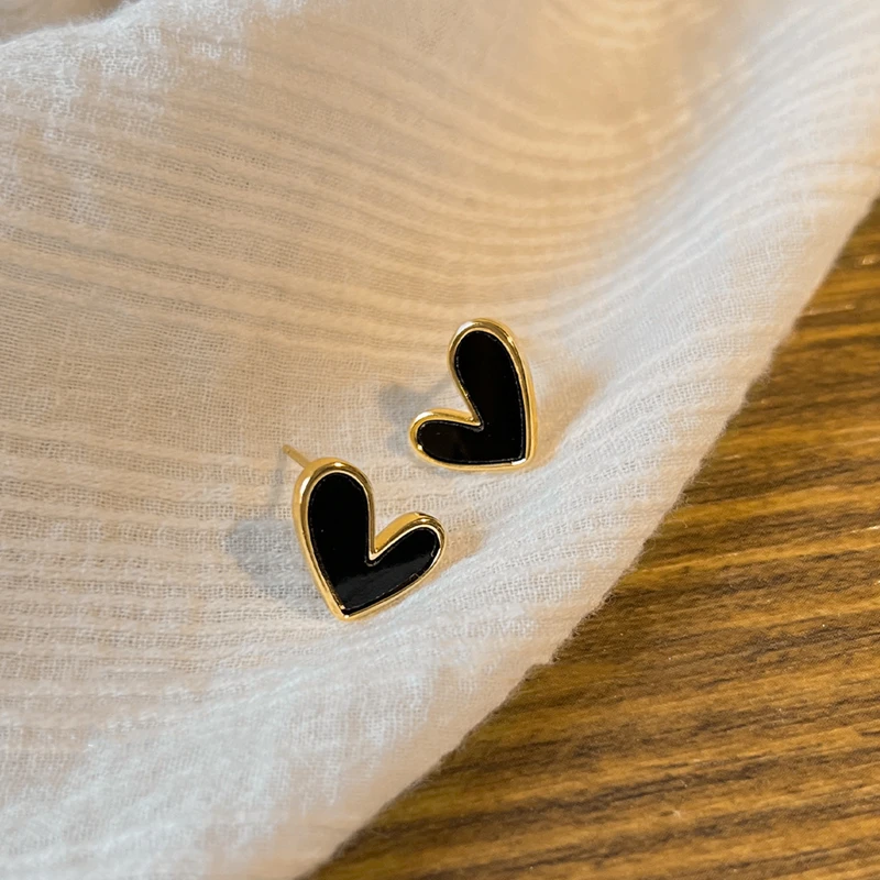 Sweet Simple Black and White Heart Stud Earrings For Women Minimalist Mini Earrings Korean Fashion Girls Ear Accessories Jewelry