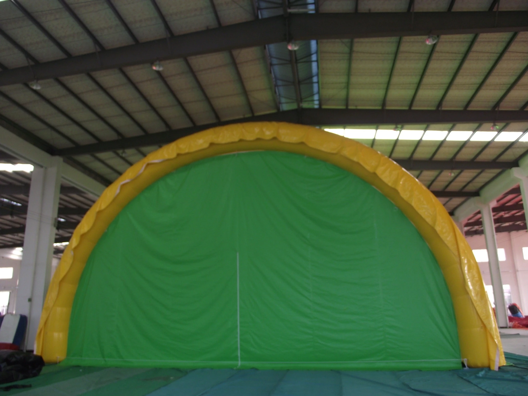 Tenda gonfiabile commerciale personalizzata con tunnel a cupola / Tende gonfiabili per tende da calcio a prezzo di fabbrica per esposizioni di feste in campeggio