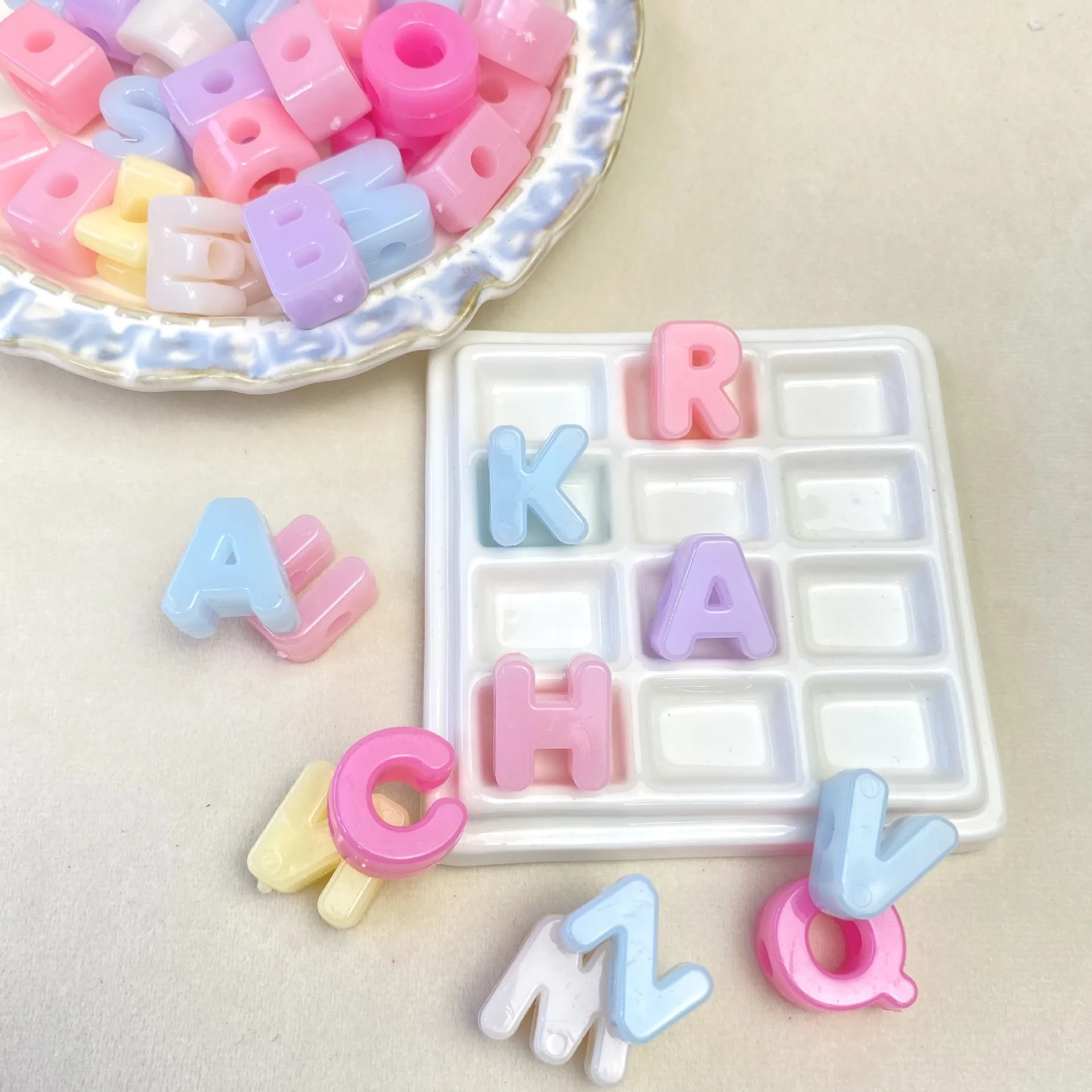 20mm Acryl-Buchstabenperlen in Bonbonfarben DIY-Set, Großloch-Alphabetperlen für Schmuckherstellung, Flechten, Schlüsselanhänger, Basteldekoration – Detail 2