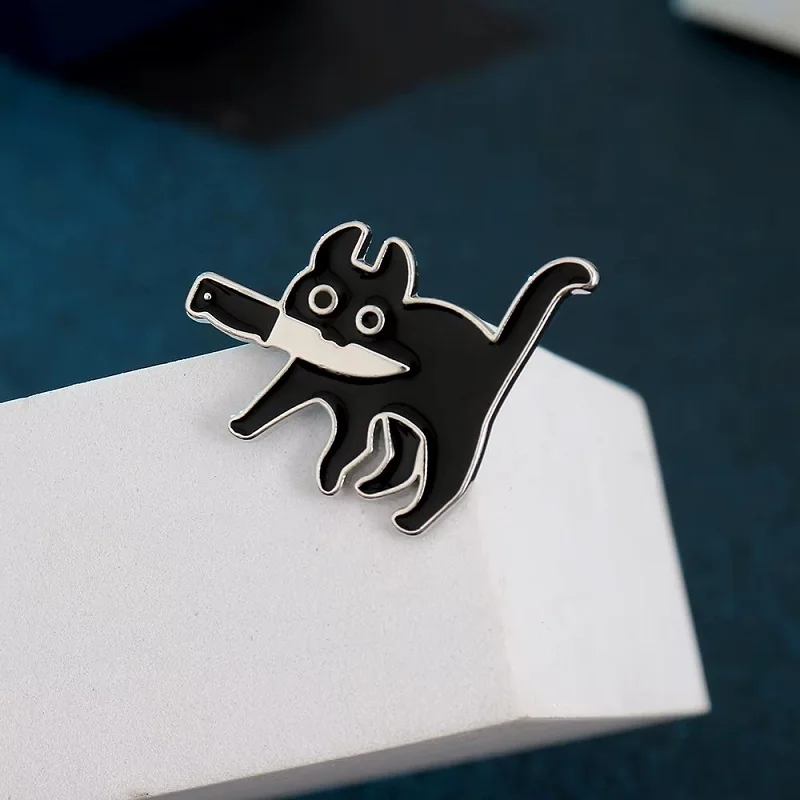 Broche esmaltado de gato de dibujos animados con cuchillo, divertido asesinos, gatito negro, Mew, Mew, Pin vaquero para solapa, insignia para bolso de moda, regalo de joyería al por mayor