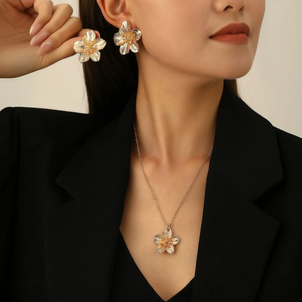 2025 New Simple Metal Wrinkled Stereoscopic Flowers Pendant Necklace Earrings for Women Fashion Jewelry Sets Gifts