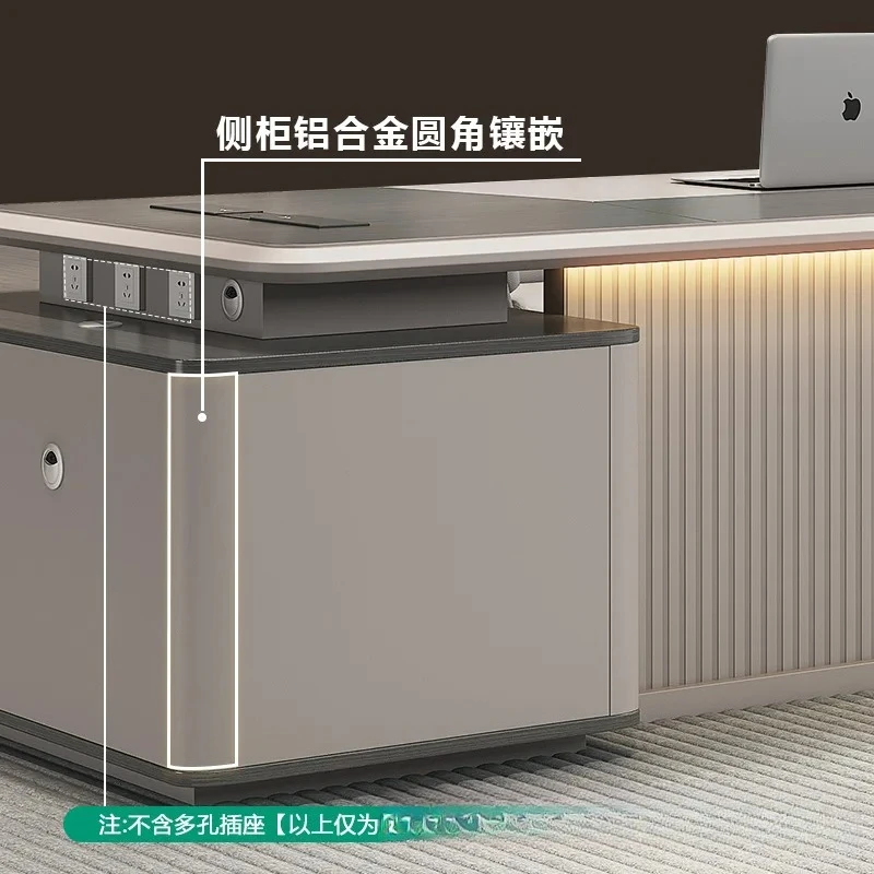 A mesa do chefe é uma combinação simples e moderna de mesa e cadeira, sentido avançado, mesa de grande classe, presidente único