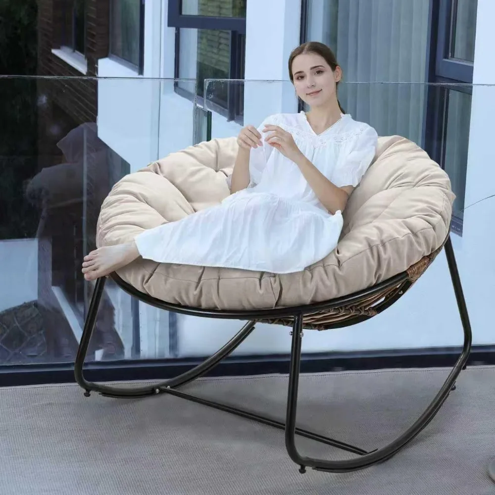 Sedia a dondolo Papasan imbottita beige oversize con struttura nera e sedia a uovo in vimini per lounge