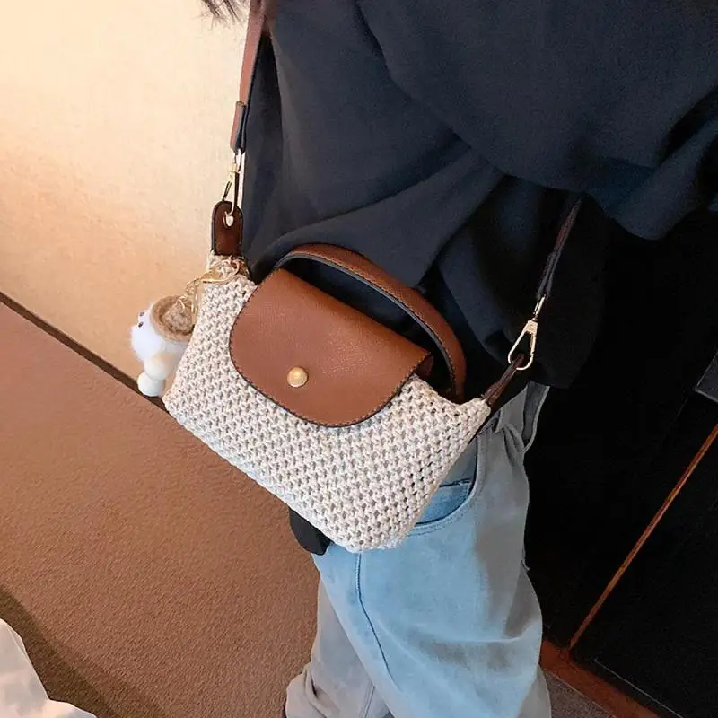 حقيبة كتف نسائية صيفية مضفرة من القش على شاطئ البحر وعطلات الشاطئ وحقيبة يد صغيرة وحزام واحد للاستخدام الخارجي غير الرسمي