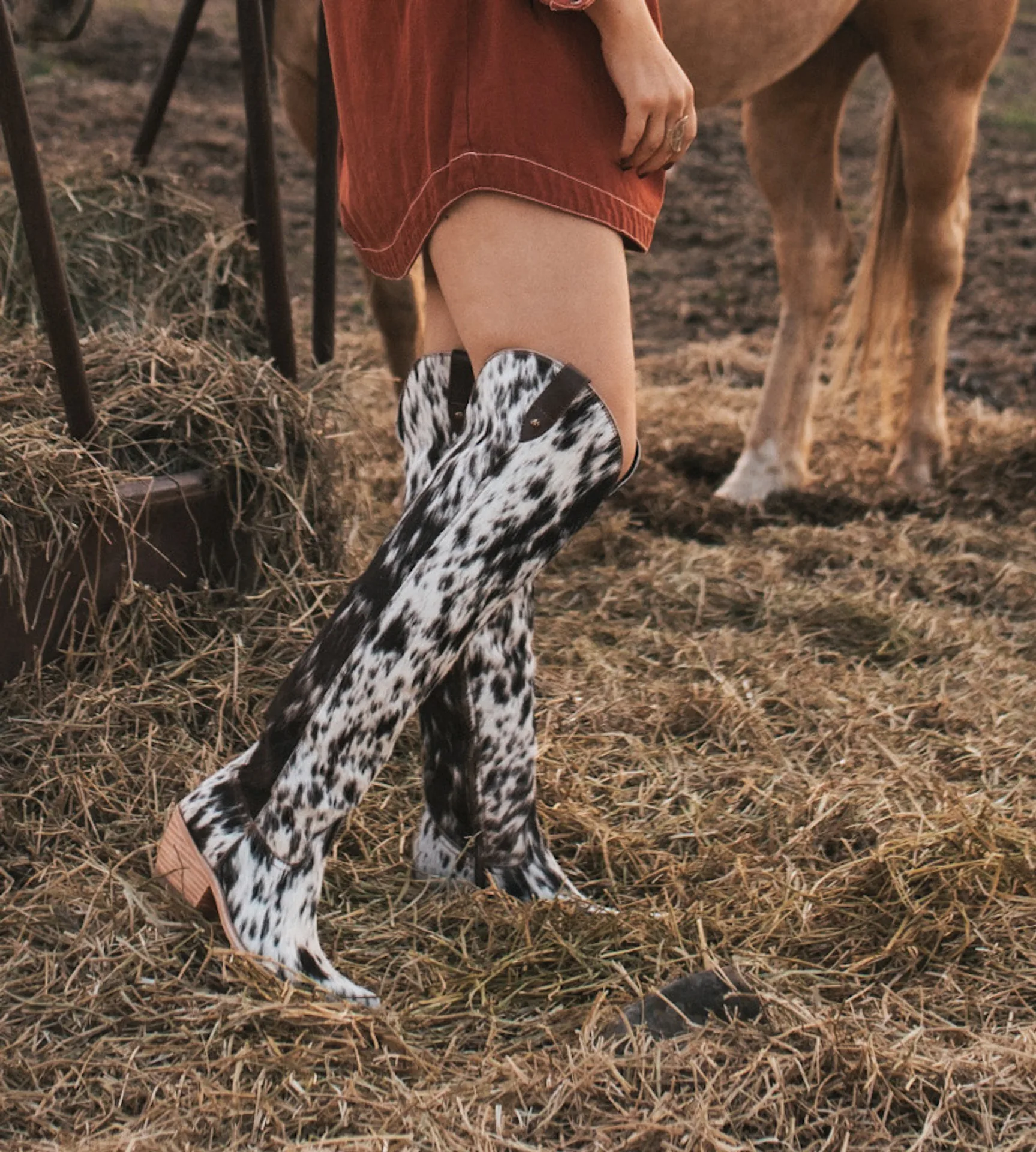 Damen Cow-Print Kunstfell-Stiefel Überknielang Western Cowboy-Stiefel Retro Spitze Zehe Blockabsatz Hohe Cowgirl-Schuhe 2026 – Detail 3
