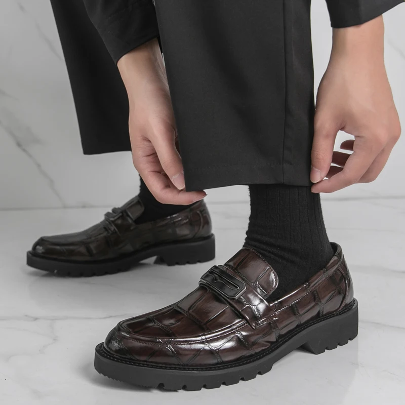 

Весенняя модная новая мужская обувь с крокодиловым узором на толстой подошве и большим носком, брендовая классическая коричневая/черная мужская удобная официальная обувь