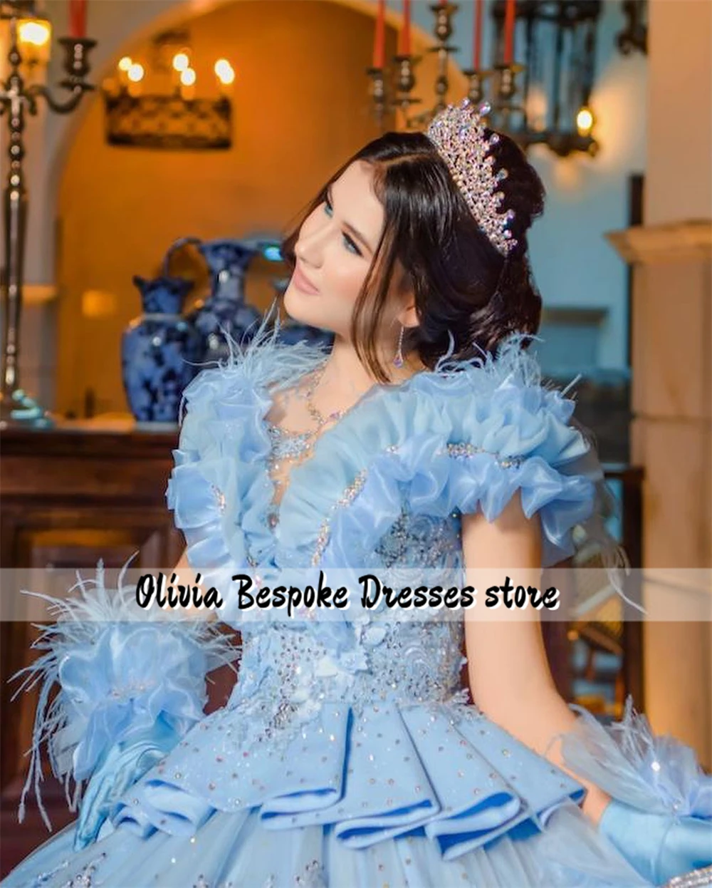 Abiti da principessa Quinceanera con piume blu e accattivanti, applicazioni in pizzo con perline, abito da ballo con strascico increspato e guanti, abito da compleanno