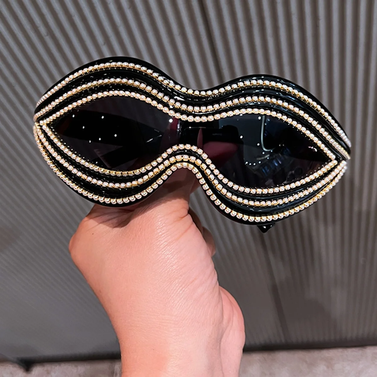 2025 النظارات الشمسية النسائية العصرية نمط إطار كبير المتضخم نظارات فاخرة اللؤلؤ الديكور خمر نظارات Marcas De Lujo المقلدة #2