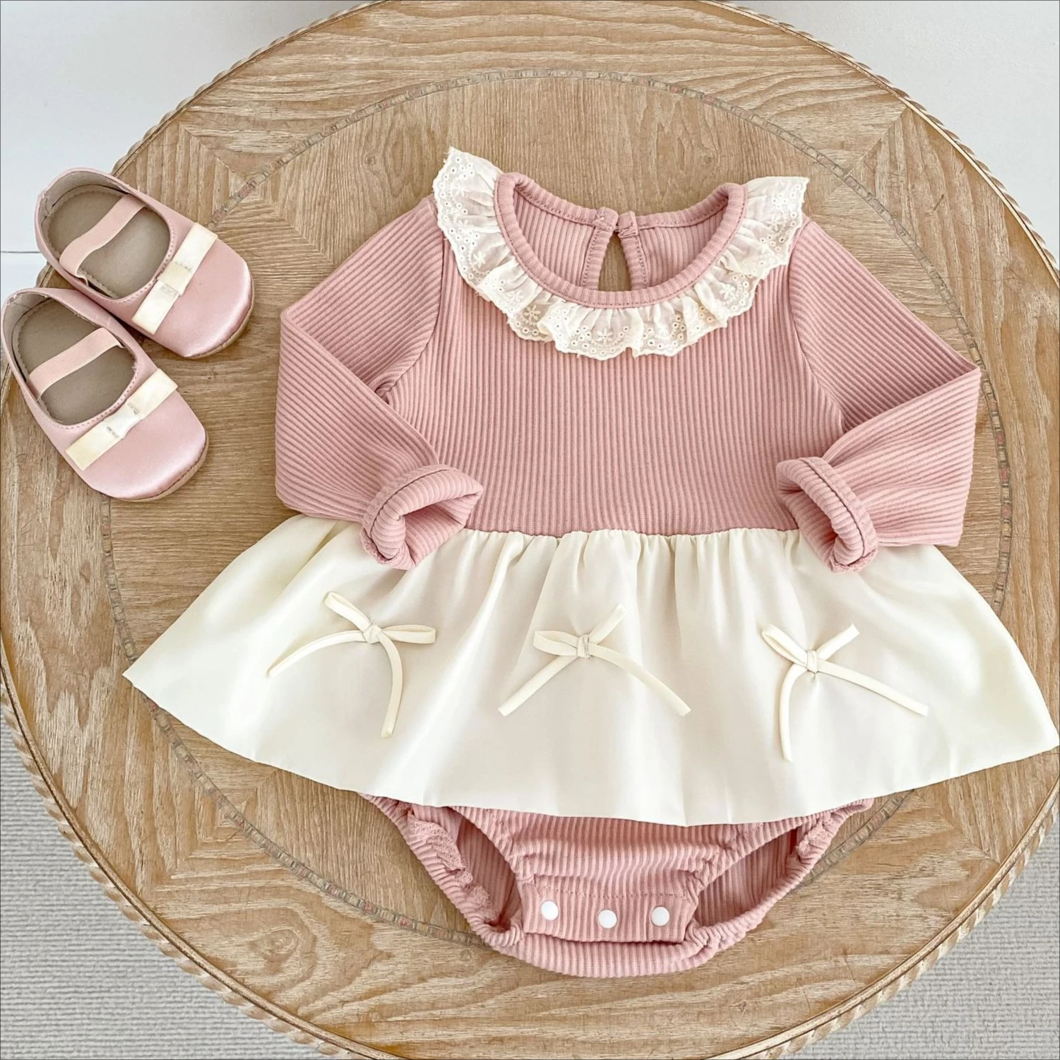 Girls' Onesie 2026 Spring and Autumn New Children's Clothing Korean Style Girl Baby Gentle Hollow Lace Splicing Bow Onesie