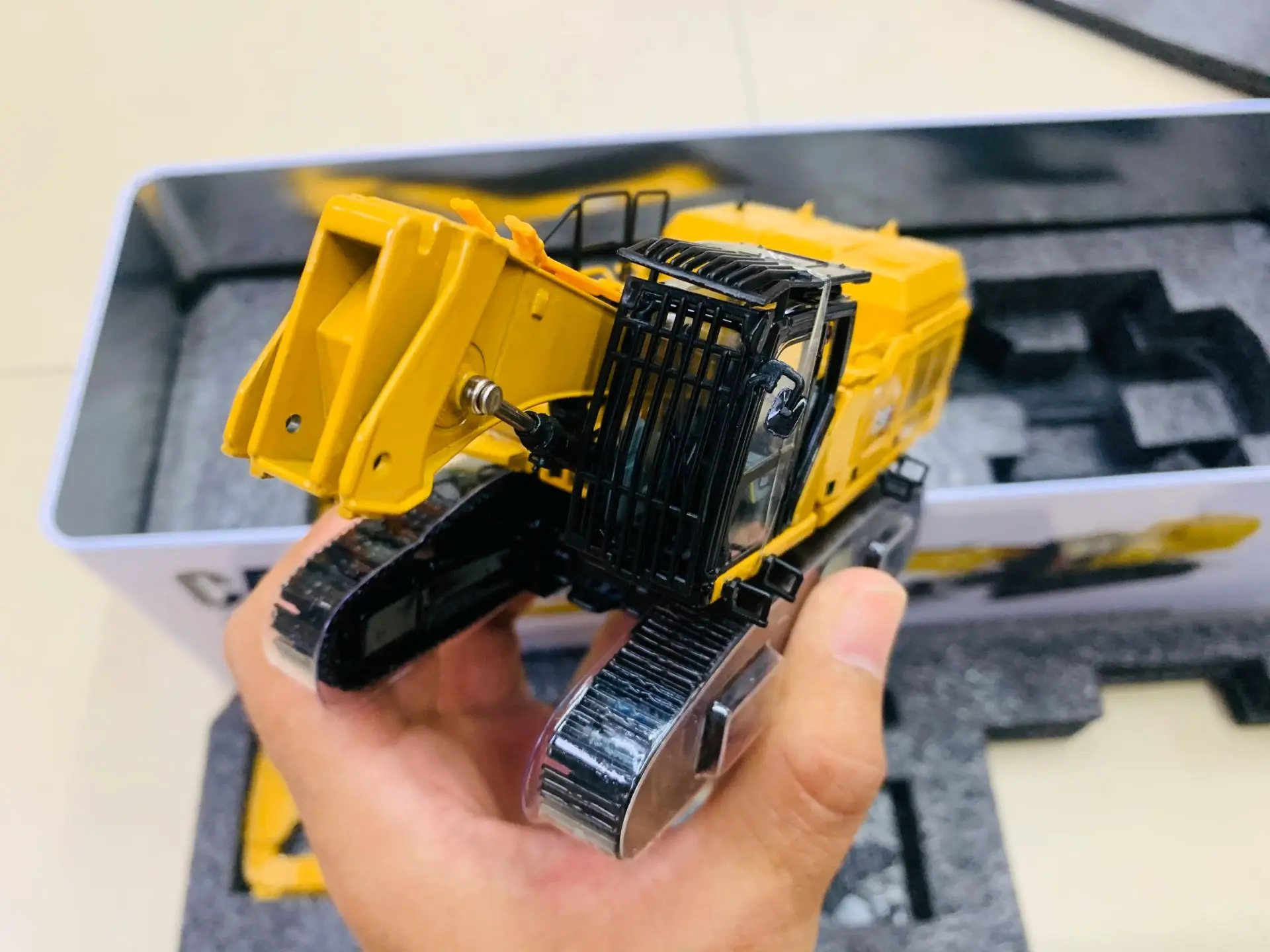 352 Ultra High Demolition Hydraulic Excavator 1:50 Scale By DieCast Masters 85663