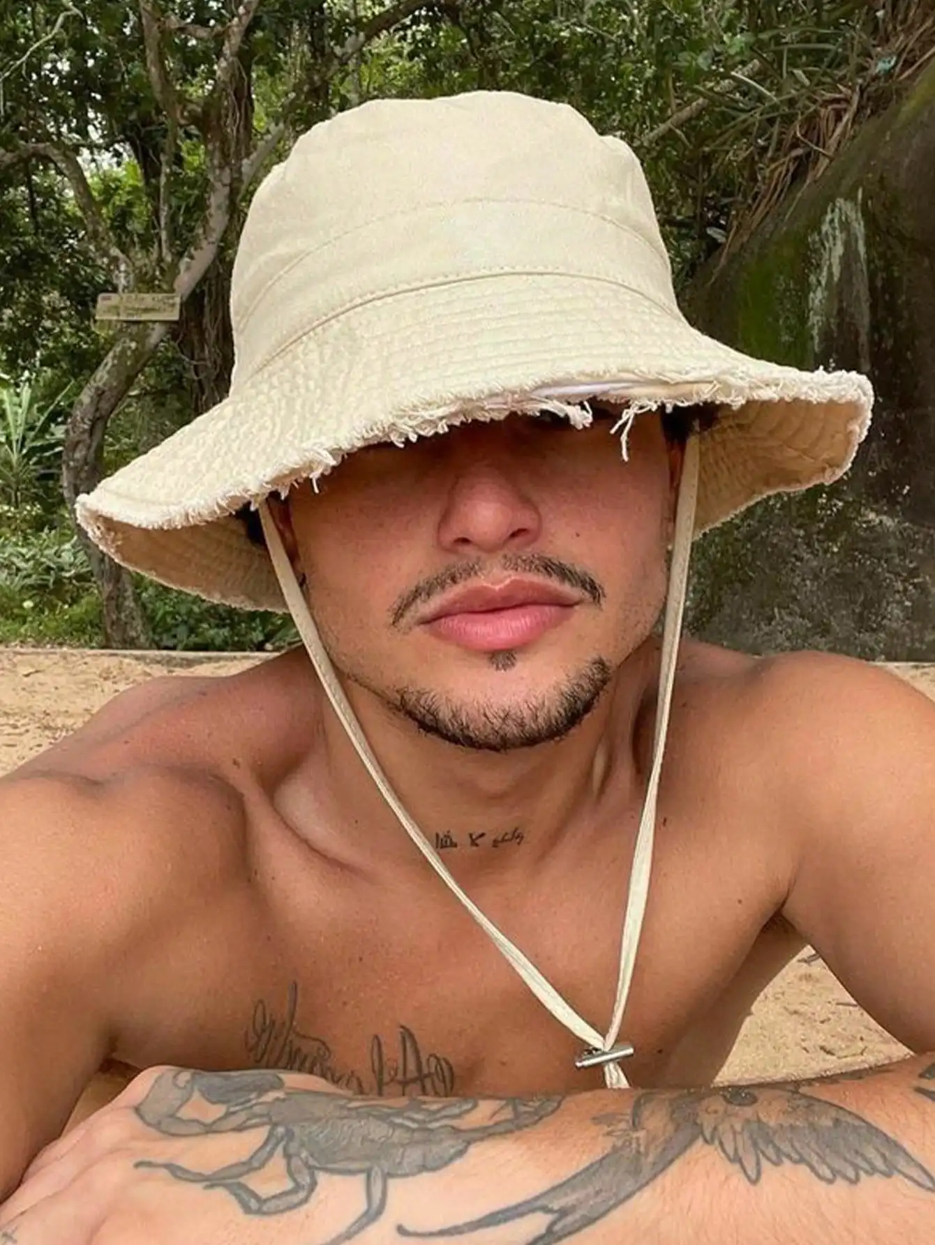 

1pc Men's Drawstring Brim Bucket Hat, Adjustable Chin Strap Design, Distressed Finish, Soft Fabric, Sun-Shading & Windproof, Fashionable, Suitable For Travel, Beach, Casual Daily Wear
