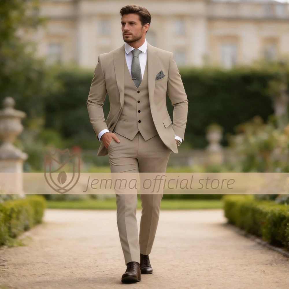

Men's khaki 3-piece suit, classic peak lapel, elegant and stylish suit set, suitable for business, weddings and grooms.