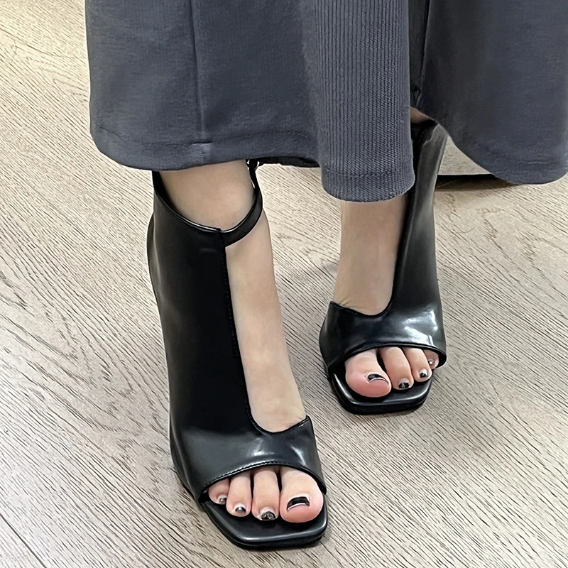 

2024 Square Head Summer Cool Boots Peep Toe Roman Sandals 10cm Thin Heel Black Leather Sandals 35-39 Side Hollowed Women's Shoes