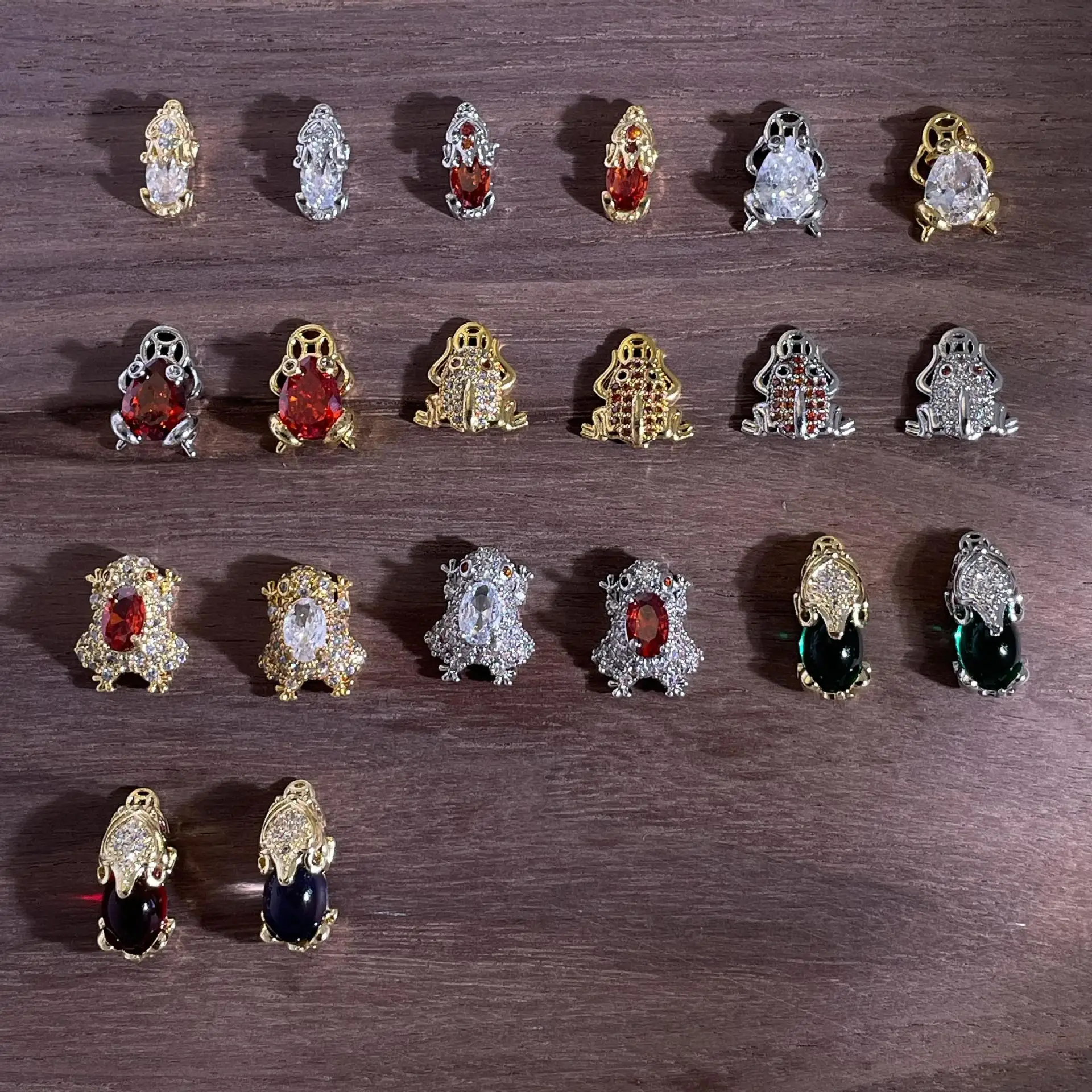 4 Pcs Kaniu 황금 두꺼비 네일 액세서리 3D 금속 지르콘 네일 라인스톤 장식 네일 액세서리 창의적인 재료