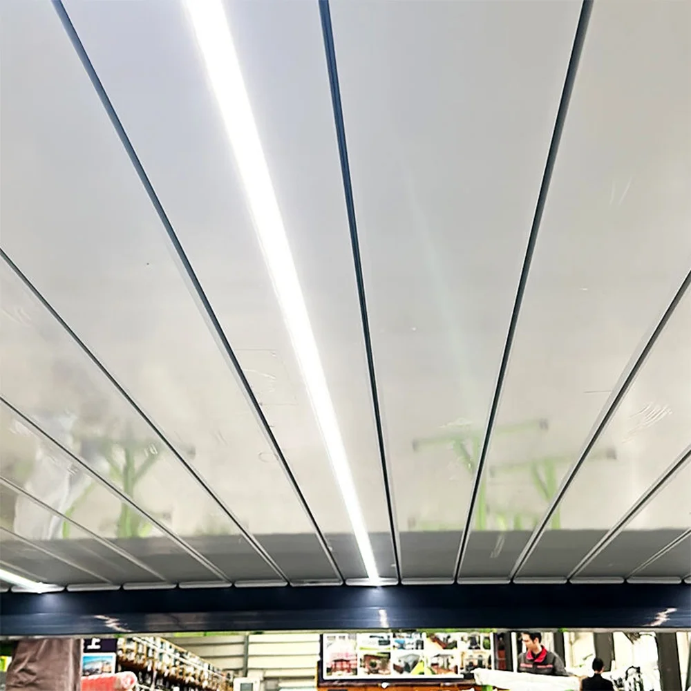 أكشاك من الألومنيوم بأبواب زجاجية منزلقة وسقف مزود بمحرك - مثالية لحديقة الفيلا أو الشرفة أو المظلة بجانب حمام السباحة