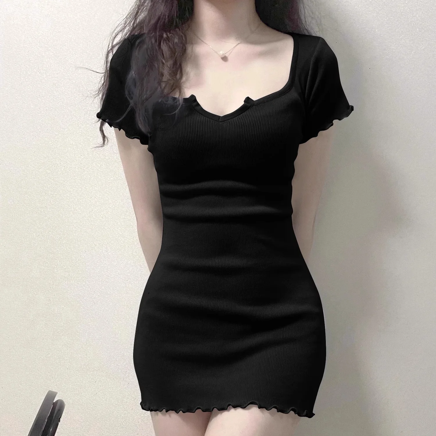 Sexy heißes Mädchen-T-Shirt-Kleid mit V-Ausschnitt und kurzen Ärmeln für Frauen im Sommer, kleine und schmale Passform, sexy, hüftumarmender A-Linien-Kurzrock