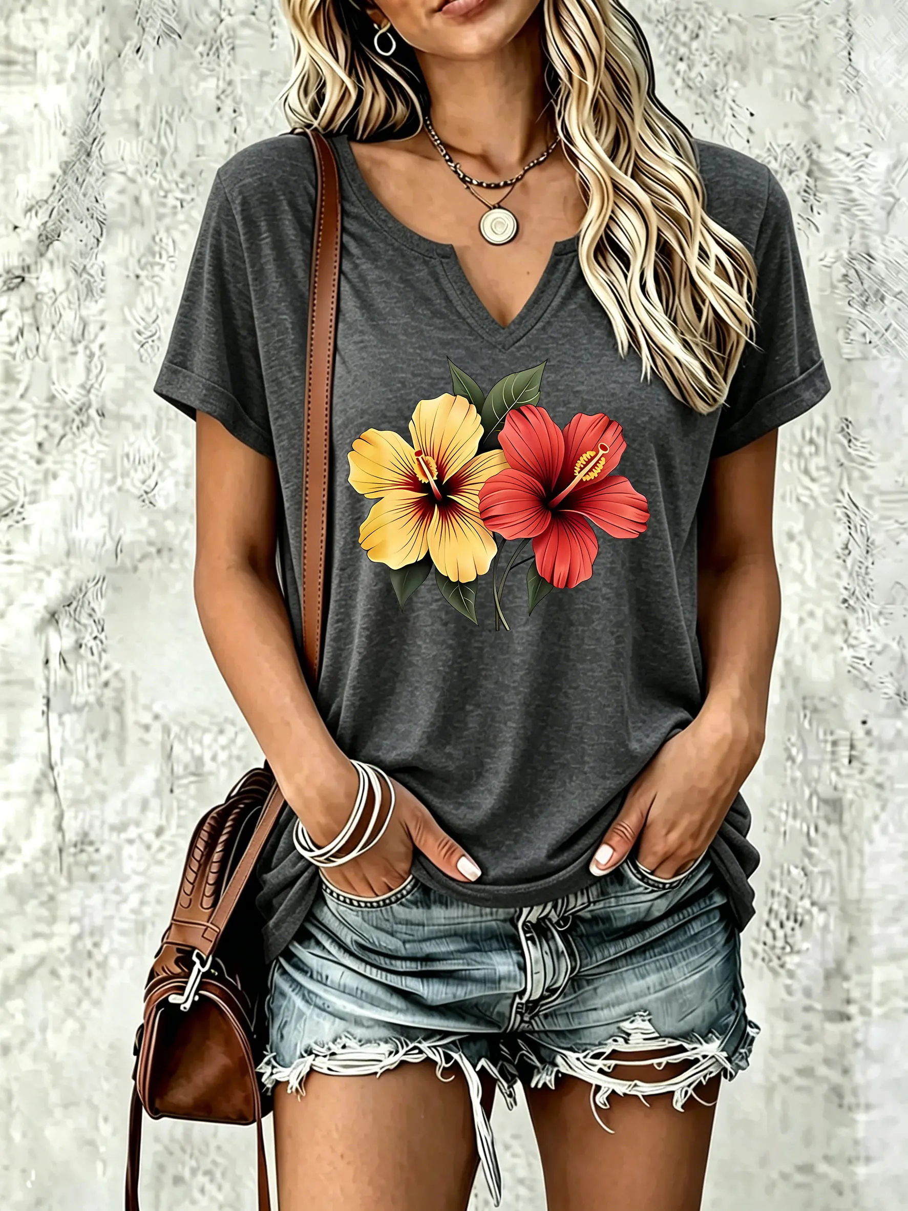 Damen-T-Shirt mit V-Ausschnitt und kurzen Ärmeln, leuchtendem Hibiskusblüten-Print und frischen grünen Blätterelementen, lässiges Sommer-T-Shirt – Detail 1