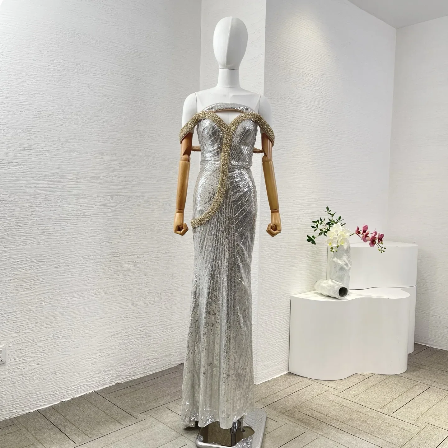

2025 New Beautiful Silvery Sleeveless Backless Sequins Diamonds Maxi Dress
