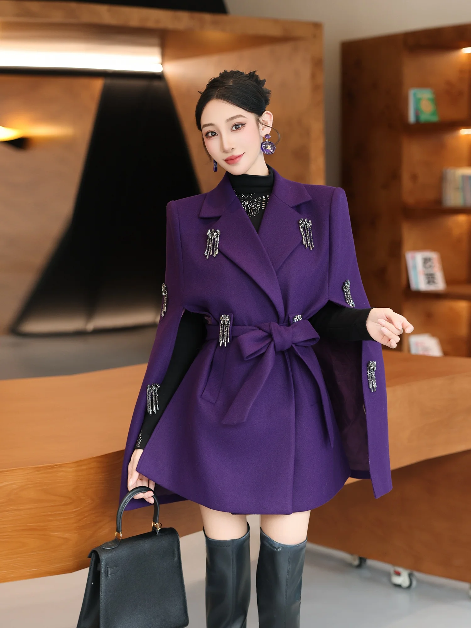 

Модное шерстяное пальто MD с хлопковой подкладкой, воротником-хомутом и длинными рукавами. Гарантированное тепло для зимнего сезона.