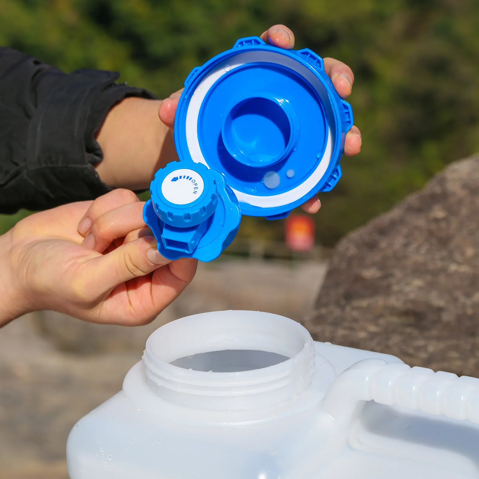 4 Gallon/15L Camping Water Jug Water Container with Spigot Water Dispenser Carrier for Vehicle Car Outdoor Hiking Emergency