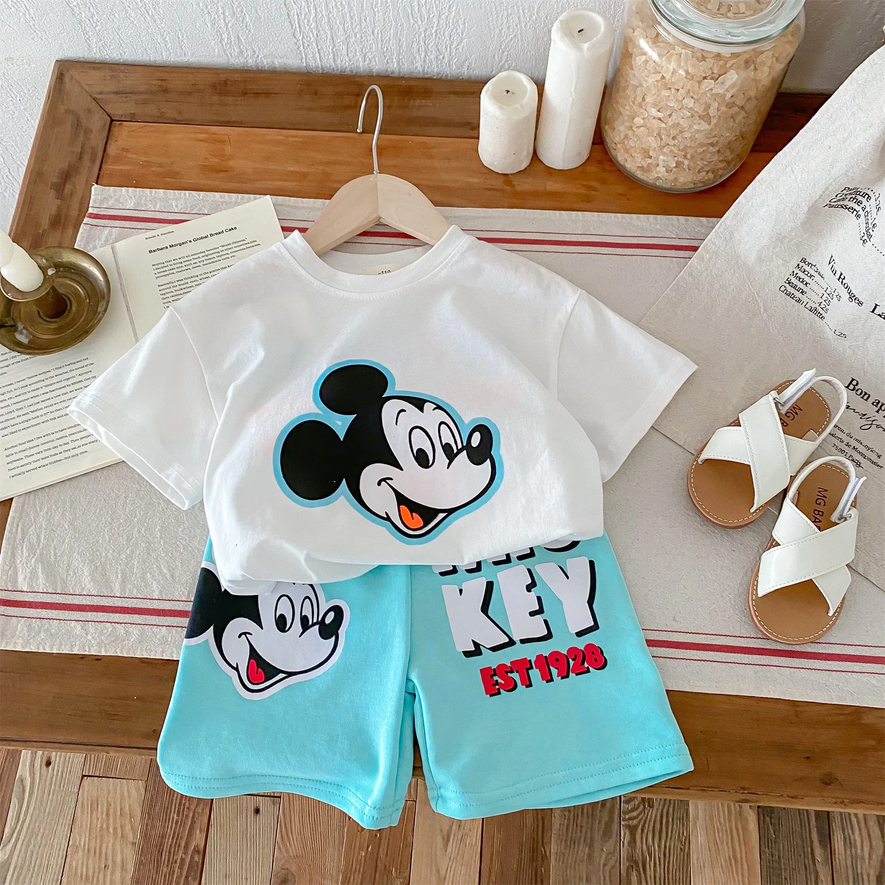 Camiseta de dibujos animados de Mickey Mouse para niños, ropa de verano, chándal de Diseño Popular, conjunto de ropa para niños, camisetas de manga corta + Pantalones cortos