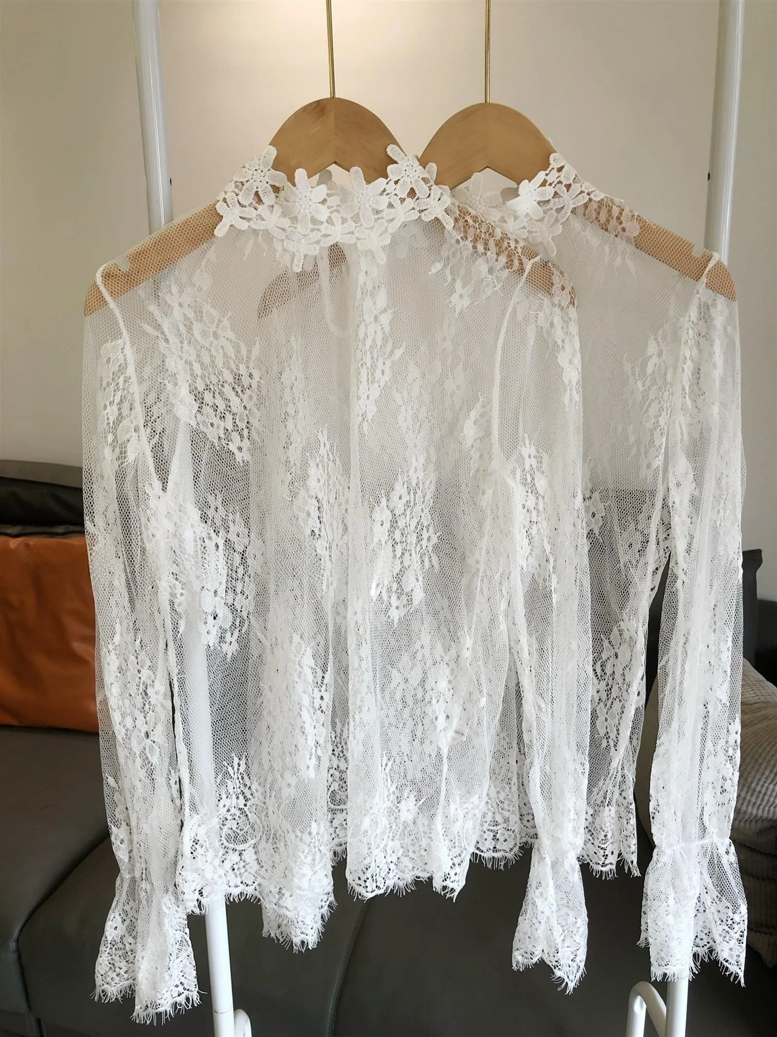 

Сексуальная кружевная базовая блузка с вырезами, рукавами-колокол и воротником-стойкой, модный женский топ в корейском стиле с длинными рукавами