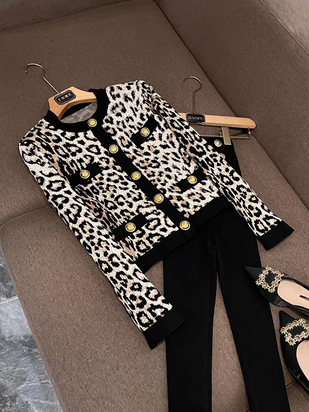 

Новинка зимы 2025 года, модный облегающий круглый вязаный кардиган Long Sve с золотыми пуговицами, топ с леопардовым принтом и вышивкой...